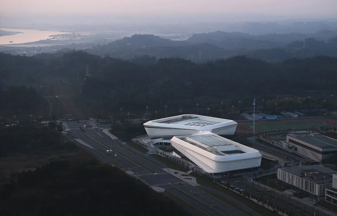 设计案例：重庆电力高专潼南艺体馆在大山转弯处打“蝴蝶结” - 图片 5