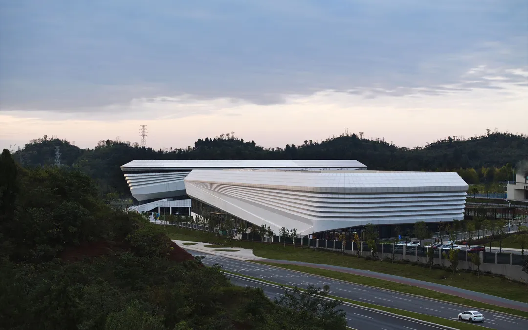 设计案例：重庆电力高专潼南艺体馆在大山转弯处打“蝴蝶结” - 图片 6