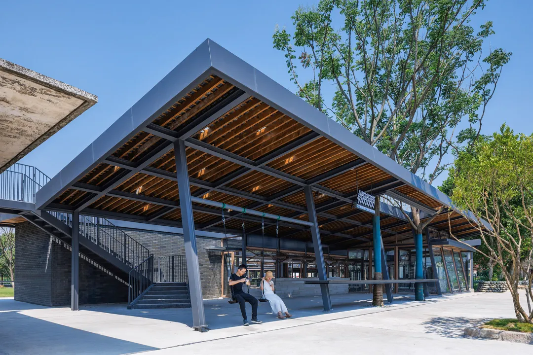 四川彭州老火车站改“棚朋儿餐厅”，工业遗存这样活起来 - 图片 1