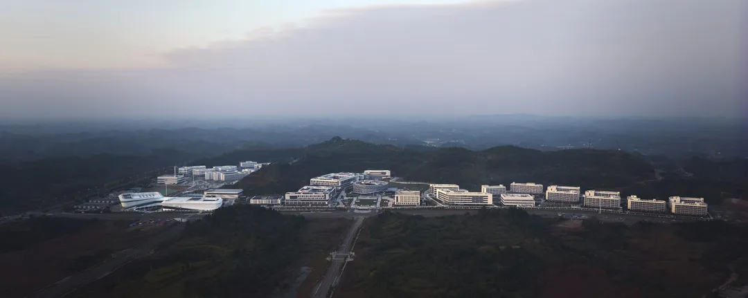 大山转弯处打蝴蝶结！重庆电力高专艺体馆融文体自然 - 图片 6