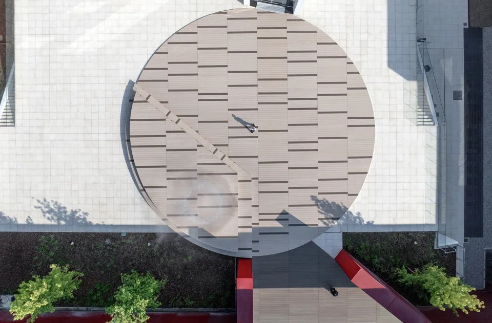 贝加莫工业联合会总部‘超级广场’设计火了：技术自然社交融合 - 图片 1