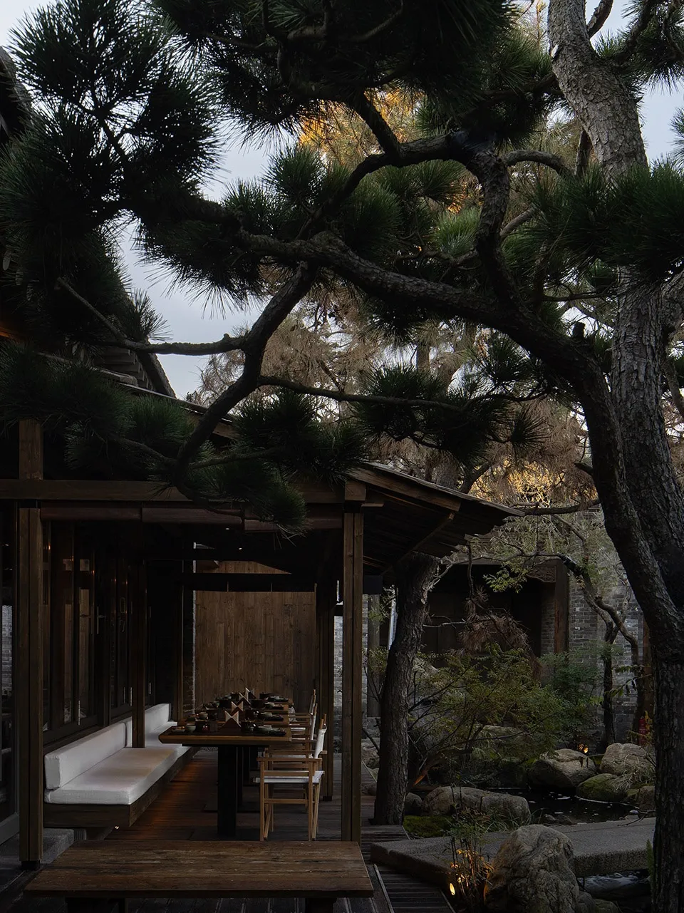 “春山望”山系火锅餐厅用“借界融”改造大同四合院成自然空间 - 图片 6